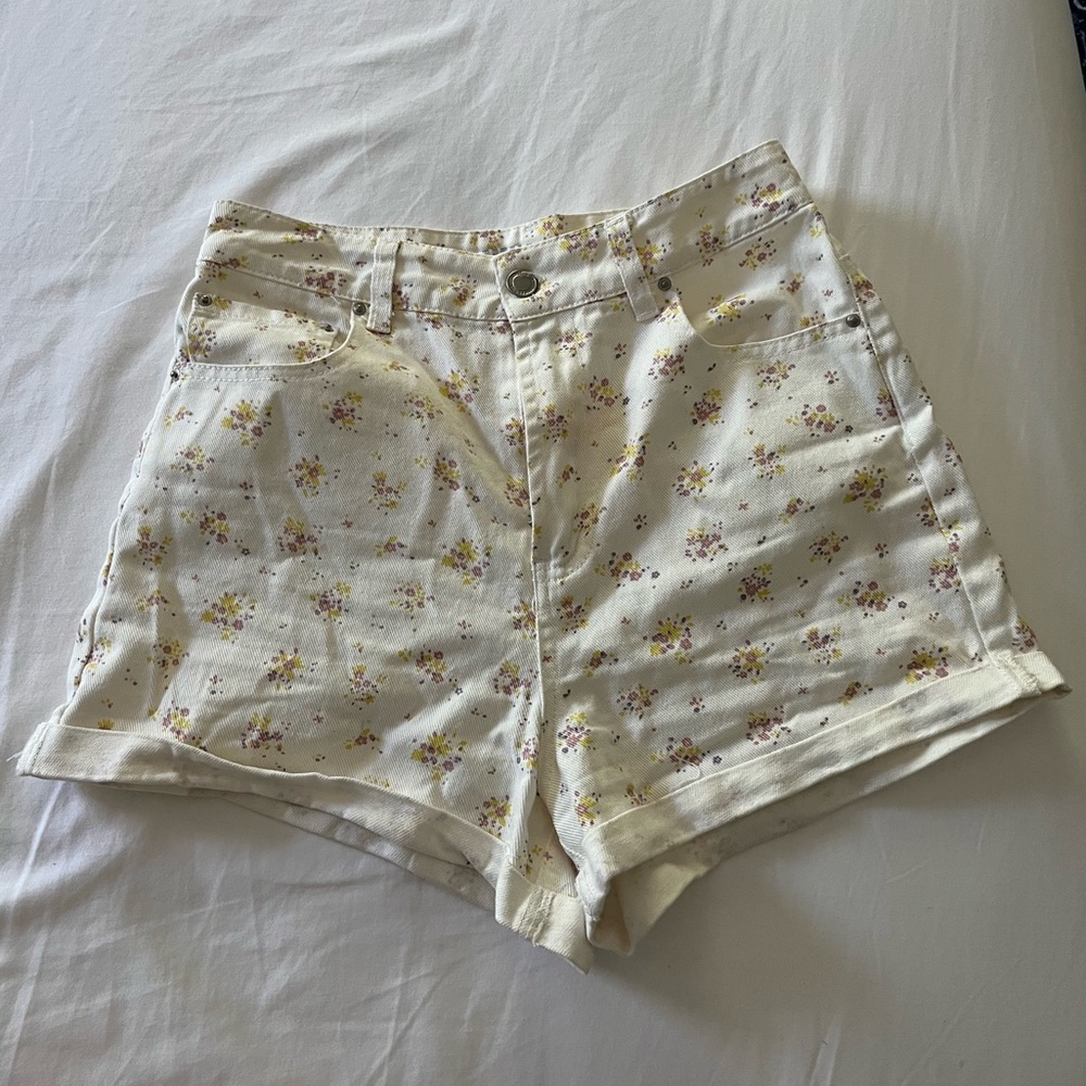 Cute flower patterned jean shorts
